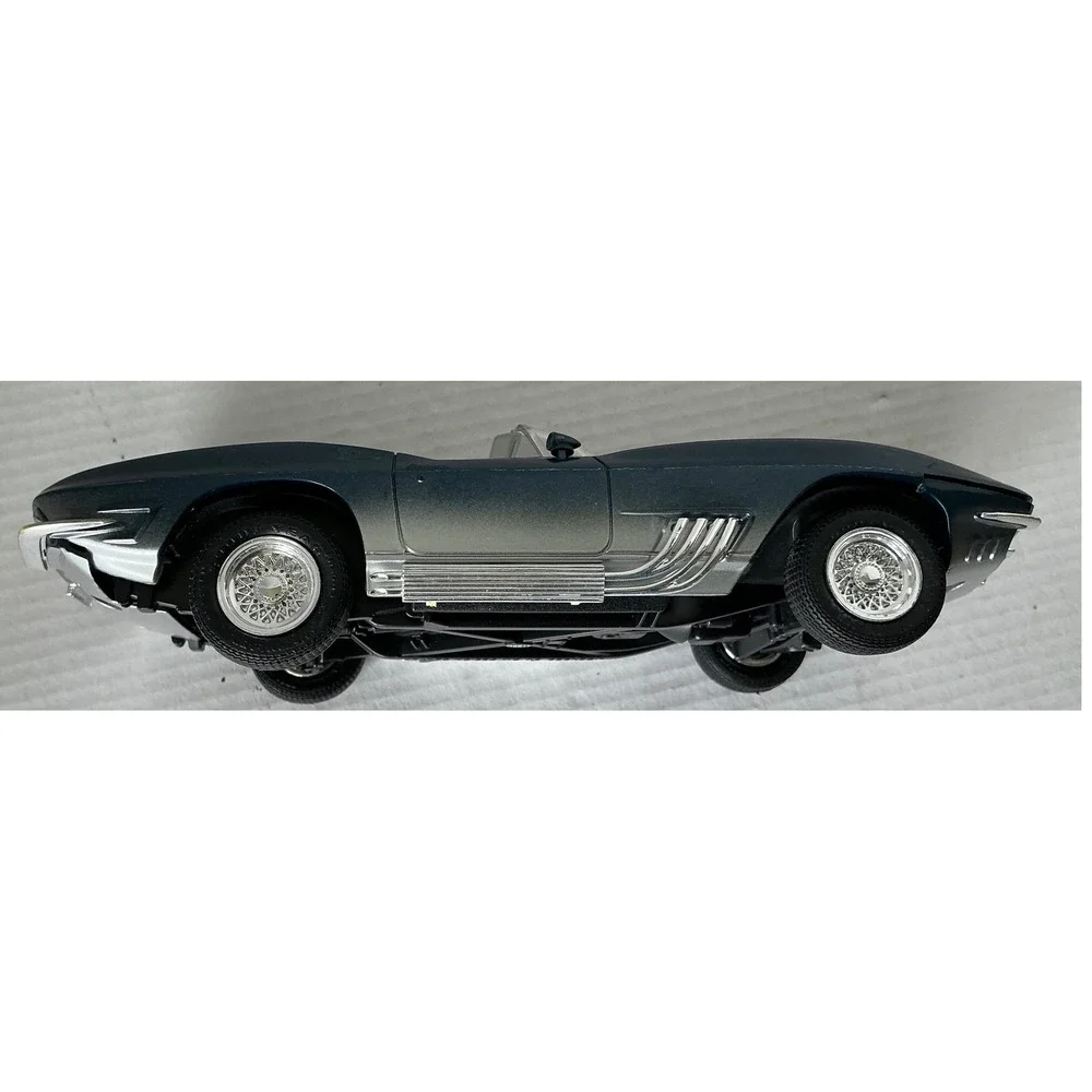 Chevrolet 1963 Corvette Stingray Mako Shark Diecast Car Blue 1:24 GM Licensed